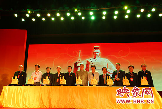 與會(huì)嘉賓一起見證歷史、啟動(dòng)論壇