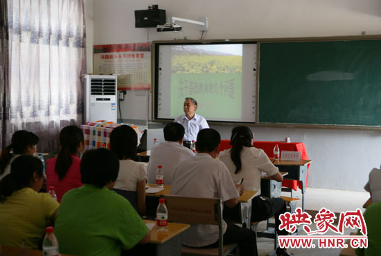 40余名教師認真聆聽講座。