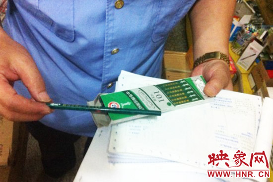 工作人員在查銷售網(wǎng)點(diǎn)的進(jìn)賬記錄 工作人員在查銷售網(wǎng)點(diǎn)的進(jìn)賬記錄