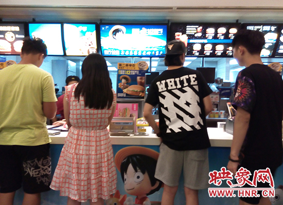 排隊買飯的食客 排隊買飯的食客