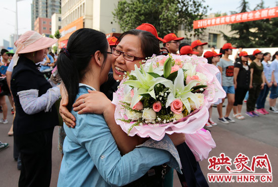 考試結(jié)束，考生與家長深情的擁抱