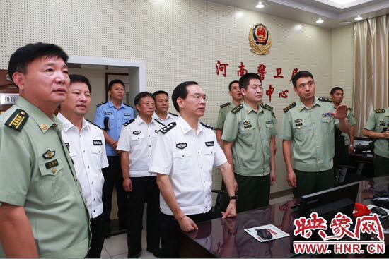 許甘露慰問公安現役部隊和武警官兵