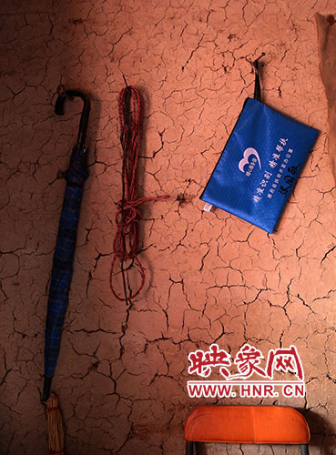 精準扶貧的暖心服務袋，被張國敬掛在上墻最醒目的位置。