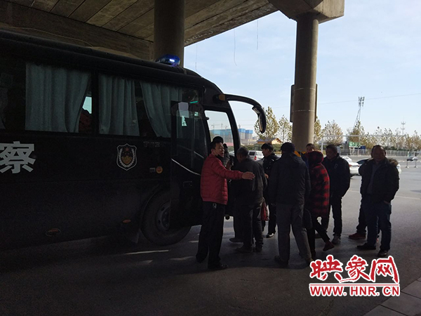 警方調(diào)來車輛，將超載人員轉(zhuǎn)運走