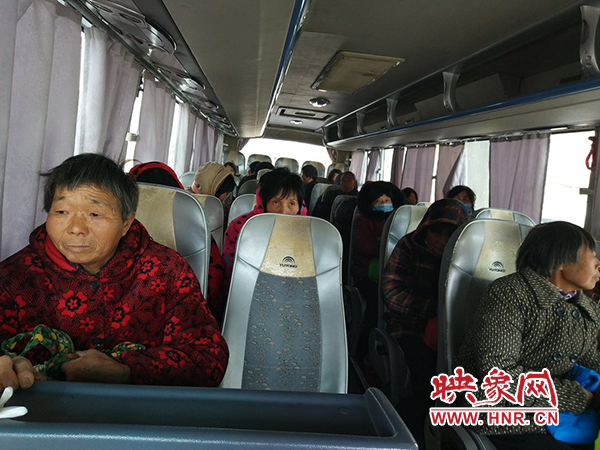 警方調(diào)來車輛，將超載人員轉(zhuǎn)運走