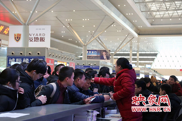 昨日因全國(guó)大面積降雪導(dǎo)途經(jīng)鄭州東站部分高鐵晚點(diǎn)停運(yùn) 昨日因全國(guó)大面積降雪導(dǎo)途經(jīng)鄭州東站部分高鐵晚點(diǎn)停運(yùn)