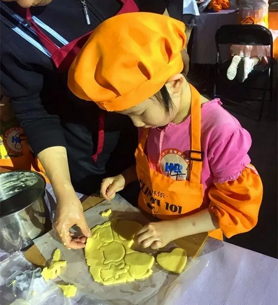 在爸爸媽媽的陪同下，親手制作餅干