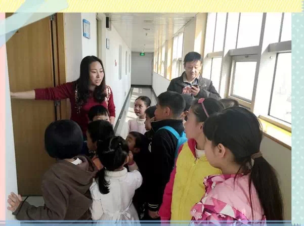 “別擠！”丁蘭姐姐說，這里就是電臺的總控機房，很重要的地方哦！