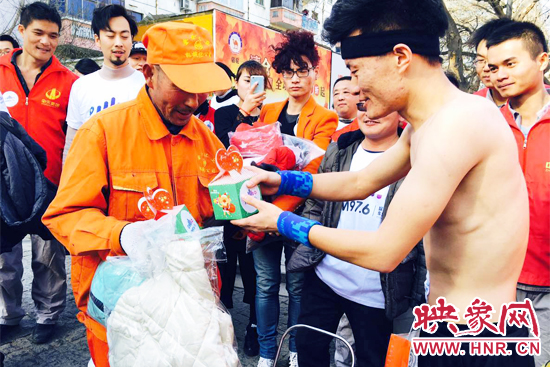 主持人路飛給環(huán)衛(wèi)工人發(fā)放圣誕節(jié)禮物 主持人路飛給環(huán)衛(wèi)工人發(fā)放圣誕節(jié)禮物