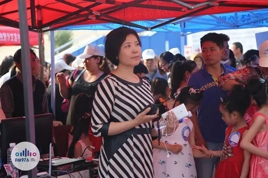 976老大木子一手手機一手對講一臉嚴肅，這是有多緊張呢？