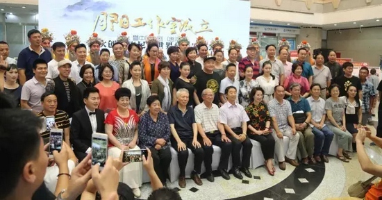 諸多藝術(shù)家和社會各界人士以及唐派弟子、戲迷到場祝賀