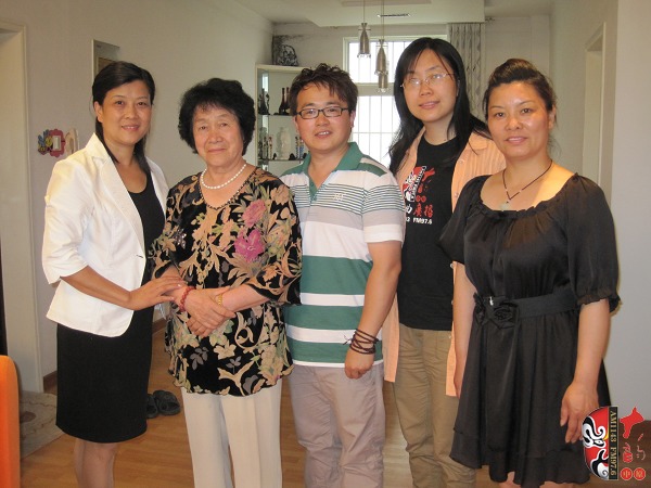 戲曲廣播記者曉雪、中國越調(diào)網(wǎng)站長郭慶璋與越調(diào)名家袁秀蓮及其徒弟合影