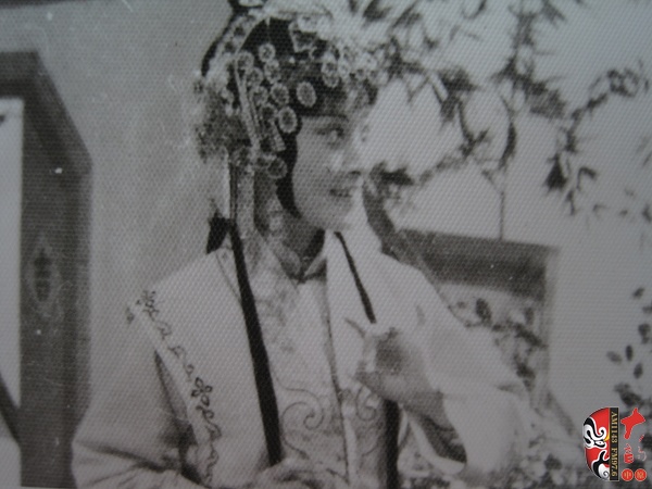 樊萍在電影《七品芝麻官》中飾丫環(huán) 樊萍在電影《七品芝麻官》中飾丫環(huán)