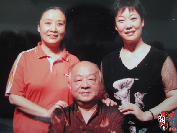 樊萍與著名戲曲導(dǎo)演余笑予(中)合影 樊萍與著名戲曲導(dǎo)演余笑予(中)合影