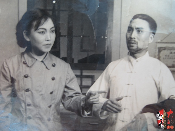 方玉蘭、杜世杰在現(xiàn)戲《在兩條戰(zhàn)線上》中