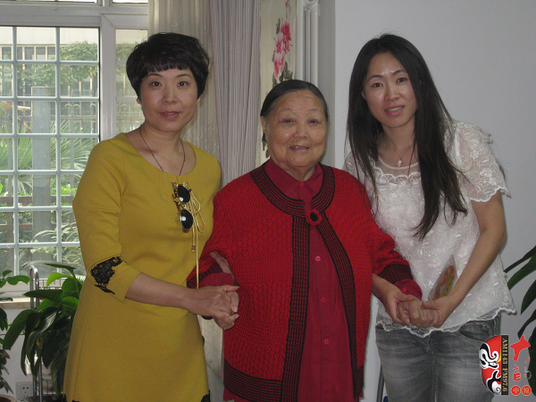 河南電臺戲曲廣播總監(jiān)木子（左)、央視戲曲頻道欄目總編李穎（右）與馬金鳳（中）合影