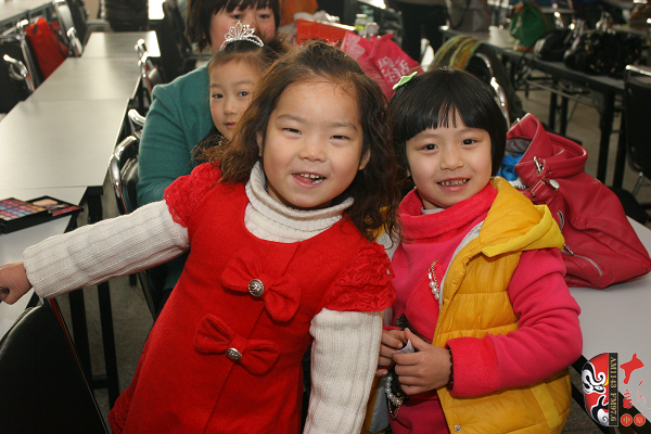 賽前可愛(ài)的小選手在等待抽簽