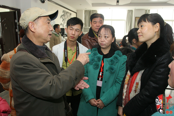 03著名黃梅戲表演藝術(shù)家、有“小董永”之稱的夏承平進(jìn)入比賽現(xiàn)場(chǎng)就被黃梅戲粉絲圍觀