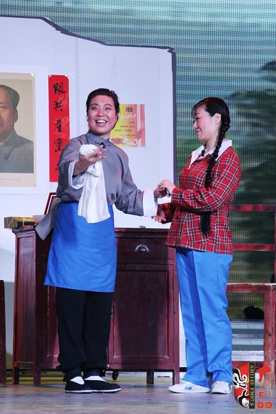 第三場，河南電臺戲曲廣播總監(jiān)木子（左）飾栓保娘，《梨園星秀場》《有你就有戲》主持人媛媛（右）飾銀環(huán)