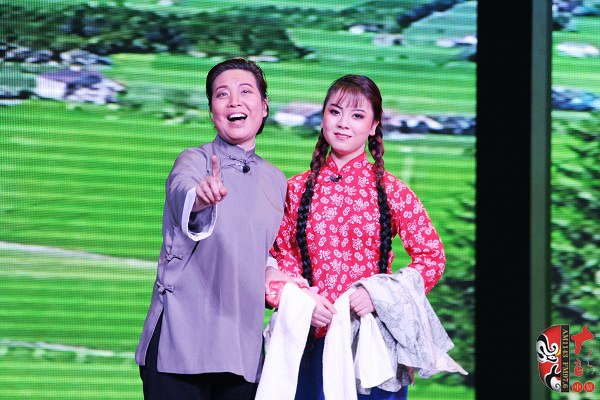 第九場，河南電臺戲曲廣播總監(jiān)木子（左）飾栓保娘，素雅青年豫劇團劉帥毅（右）飾銀環(huán)