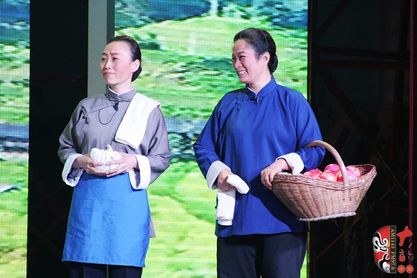 第七場，河南電臺戲曲廣播副總監(jiān)、中國播音主持金話筒獎獲得者張彤（左）飾栓保娘