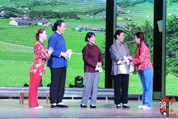 著名戲曲節(jié)目主持人、河南電臺戲曲廣播當家小生月陽（左二）反串飾演二大娘