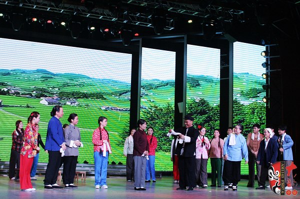 眾鄉(xiāng)親場面——包含河南電臺戲曲廣播主持人，專業(yè)戲曲演員、戲曲票友，河南電臺戲曲廣播聽眾