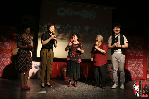 戲曲廣播總監(jiān)木子、豫劇表演藝術(shù)家楊華瑞、高潔、戲曲廣播當(dāng)家小生月陽、票友張華合作表演《朝陽溝》選段