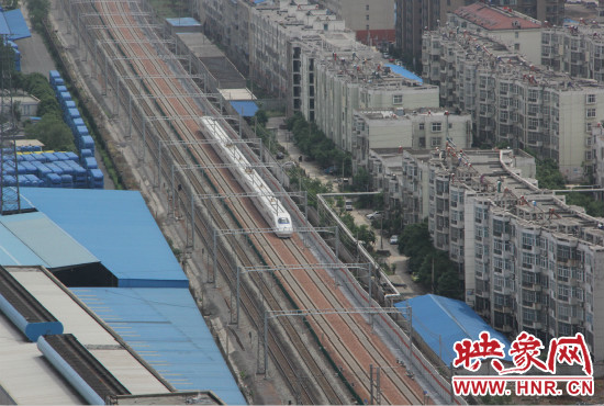 4日上午8點10分，隨著一聲汽笛長鳴，一列“子彈頭”列車緩緩駛出鄭州車站。