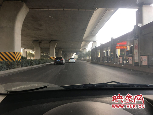 限行首日，三環(huán)橋上橋下，車(chē)輛不多，交通狀況良好。