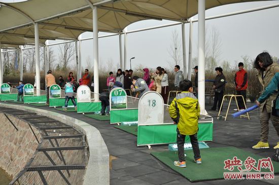 高爾夫訓練場一試身手 高爾夫訓練場一試身手