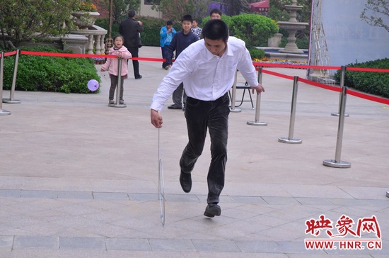 說是比賽，其實(shí)就是活力的釋放，就是開心的海洋，丟沙包、踢毽子、三人四足、滾鐵環(huán)等項(xiàng)目