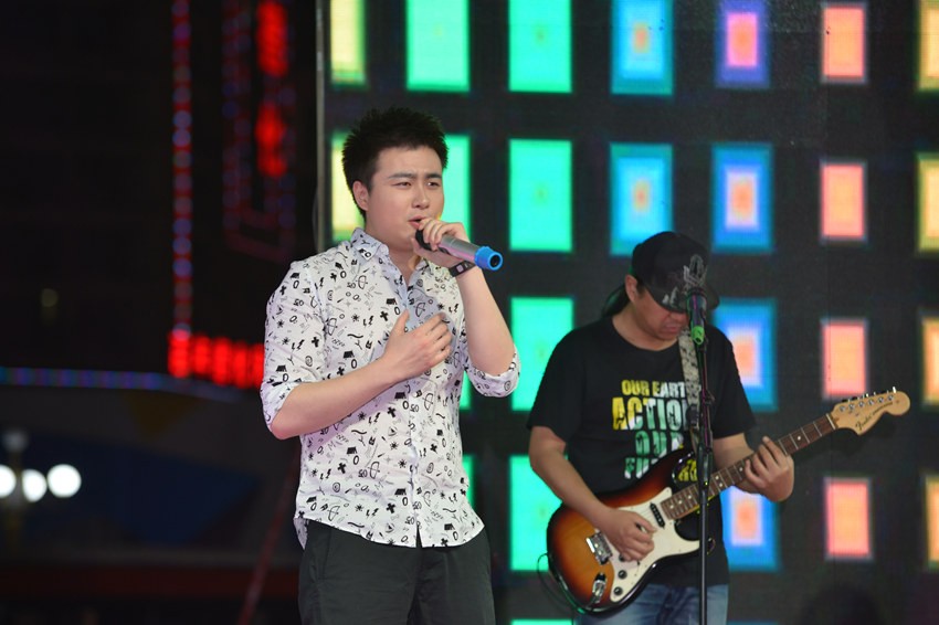 首先出場的是主播佳雨，一首《李白》，瞬間將現(xiàn)場的火熱氣氛點著。