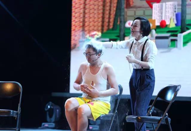 隨后一秒鐘，畫風(fēng)突變，楊奕遭夢茹慘虐！