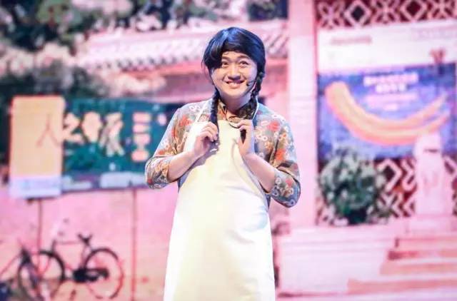 小品《那些年我們錯過的一支舞》，主播樂天、張嵩的裝扮你給打幾分？