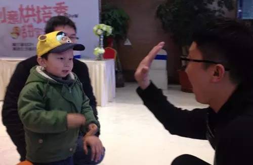 老楊你真心的是童心未泯啊，來，跟叔叔Give Me Five！