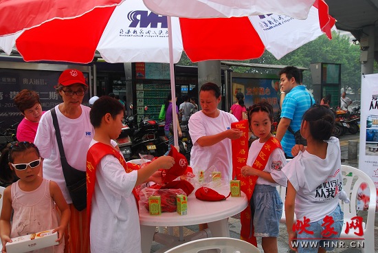 參加義賣活動的小學(xué)師生們做準(zhǔn)備工作 參加義賣活動的小學(xué)師生們做準(zhǔn)備工作