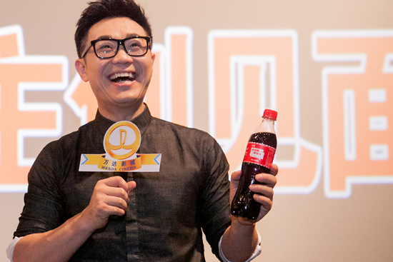 大鵬手持印有自己名字的專屬可口可樂臺(tái)詞瓶 大鵬手持印有自己名字的專屬可口可樂臺(tái)詞瓶