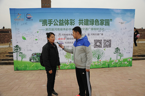 河南省體育彩票管理中心公共關(guān)系部副主任胥艷芳和聽(tīng)眾連線中 河南省體育彩票管理中心公共關(guān)系部副主任胥艷芳和聽(tīng)眾連線中