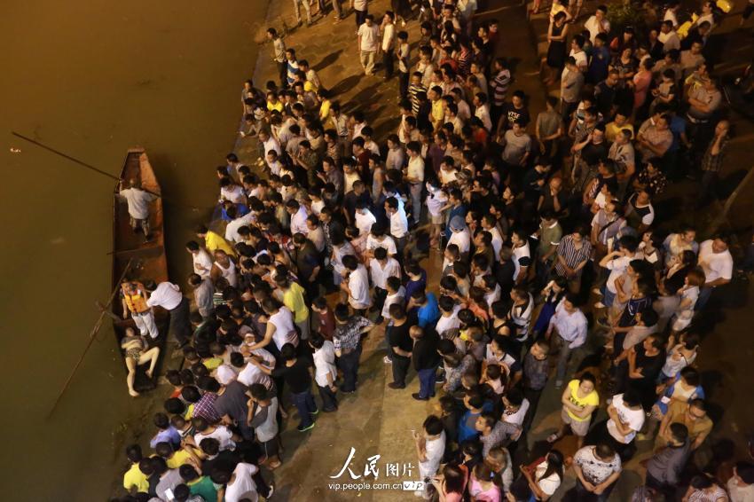 6月4日晚，湖南省婁底市二大橋跳河自殺的女子遺體被打撈上來。