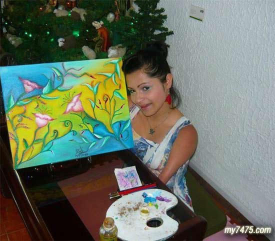 四肢不全仍堅(jiān)持用嘴作畫 點(diǎn)贊最勵(lì)志女畫家 四肢不全仍堅(jiān)持用嘴作畫 點(diǎn)贊最勵(lì)志女畫家