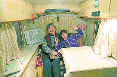  天黑了，外面風(fēng)雨交加而董怡汶坐在溫暖的房車?yán)铩? oldsrc=