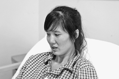 郭萍先做完手術(shù)的左腳剛剛拆線，但還打著石膏，鋼釘也尚未取出