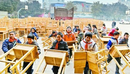 同學們正領(lǐng)取周勇捐贈的課桌 同學們正領(lǐng)取周勇捐贈的課桌