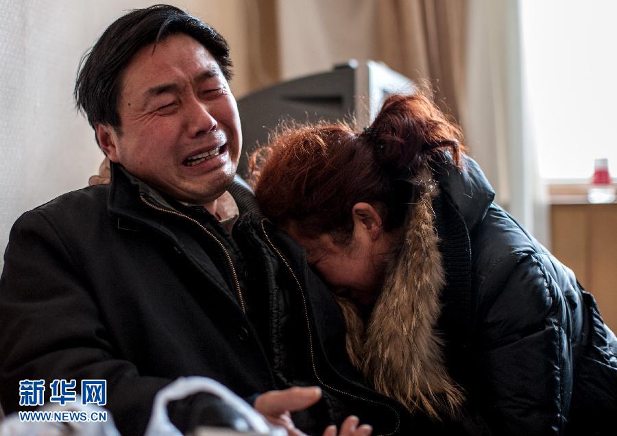 2月5日，遇難大學(xué)生郭培（化名）的父母抱頭痛哭。