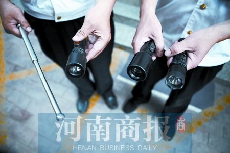 鄭州8名小學(xué)生持警棍、電擊槍街頭“火拼”
