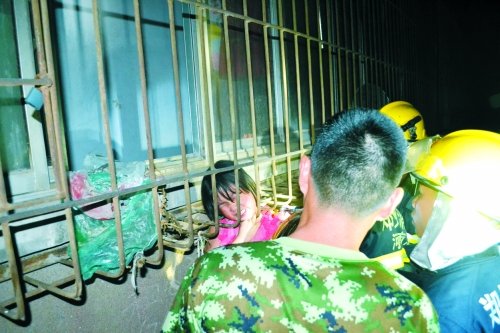 鄭州5歲女娃趴窗等媽媽失足墜落 頭卡防盜窗 鄭州5歲女娃趴窗等媽媽失足墜落 頭卡防盜窗