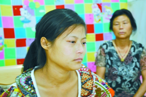 王學(xué)鳳望著女兒，一言不發(fā)