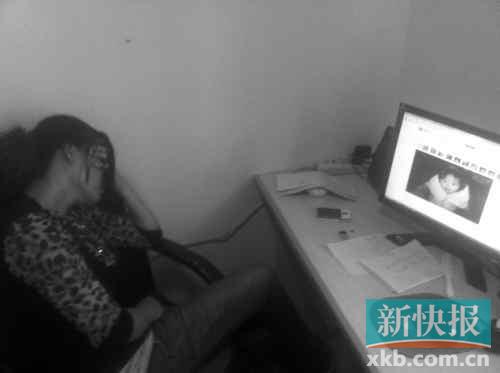 遇難孩子的母親向記者展示女兒生前的照片,一邊掩面而泣 遇難孩子的母親向記者展示女兒生前的照片,一邊掩面而泣