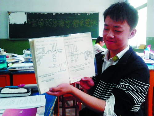 劉楊文向記者展示手繪洛陽公交線路地圖 劉楊文向記者展示手繪洛陽公交線路地圖